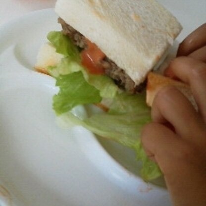 子供のお昼ご飯に♪
ハンバーガやさんごっこをしたあとに、食パンでハンバーガーを作らせました＾＾